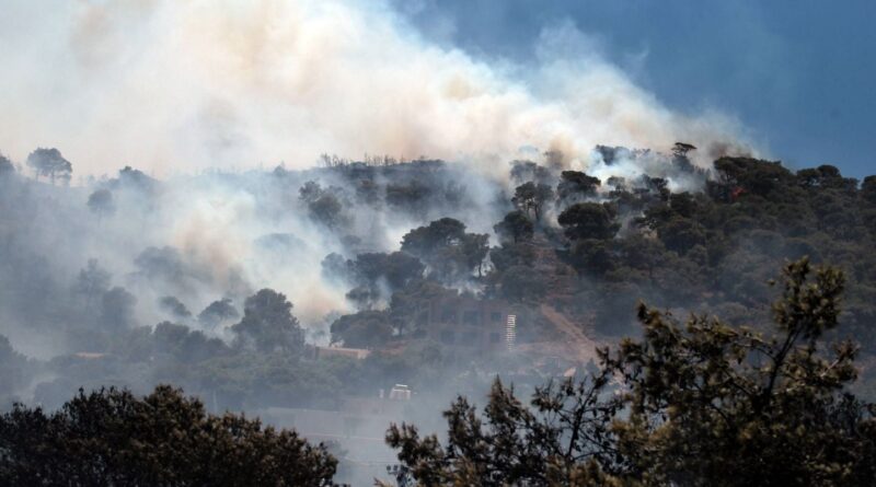 Incendies en Grèce : Situation « extrêmement difficile » à cause des vents violents