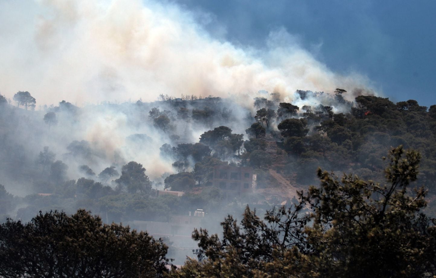 Incendies en Grèce : Situation « extrêmement difficile » à cause des vents violents