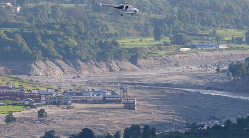 Inondations au Népal : Menace d'une retenue d'eau diminue, secours reprennent au Tibet