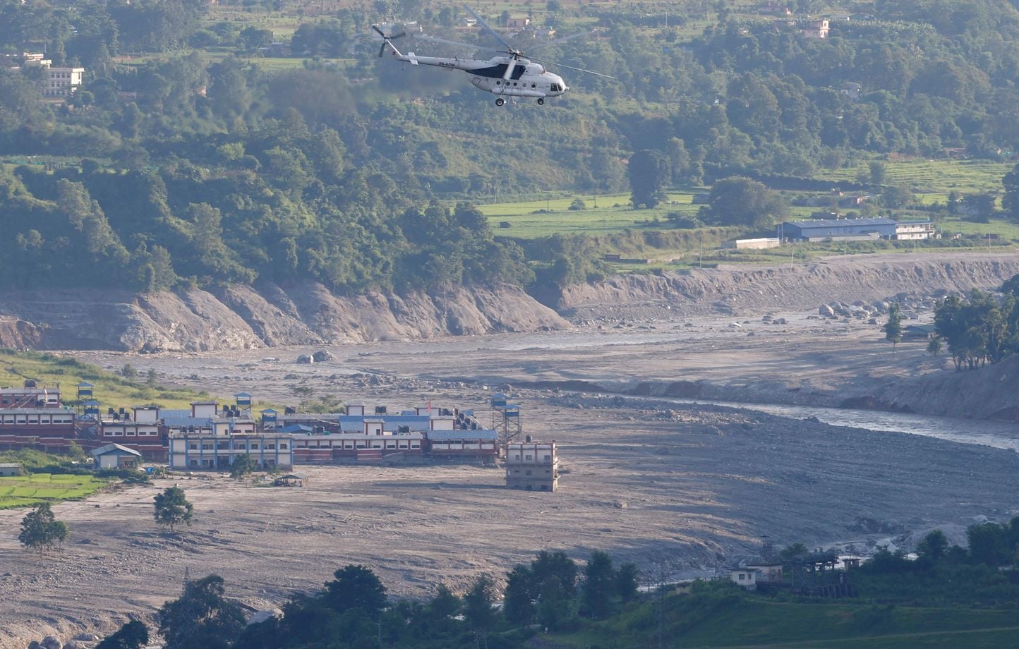 Inondations au Népal : Menace d'une retenue d'eau diminue, secours reprennent au Tibet