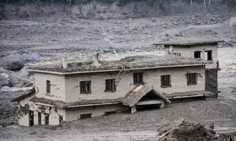 Inondations entre le Népal et le Tibet : 160 morts et des centaines de disparus.