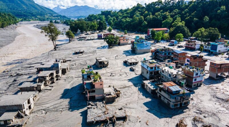 Inondations meurtrières au Népal : Un directeur sauve 900 élèves avant la destruction de son école