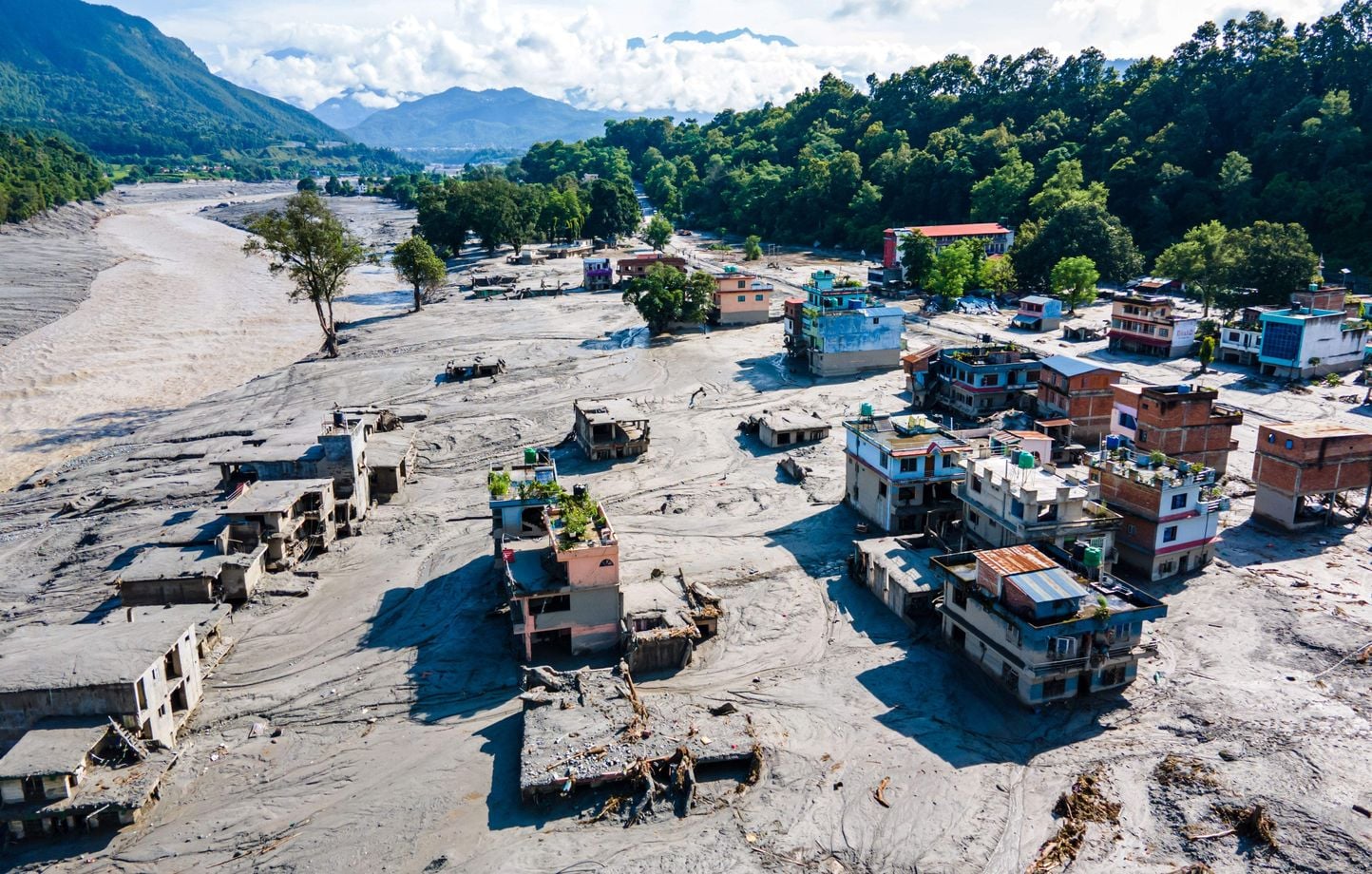 Inondations meurtrières au Népal : Un directeur sauve 900 élèves avant la destruction de son école