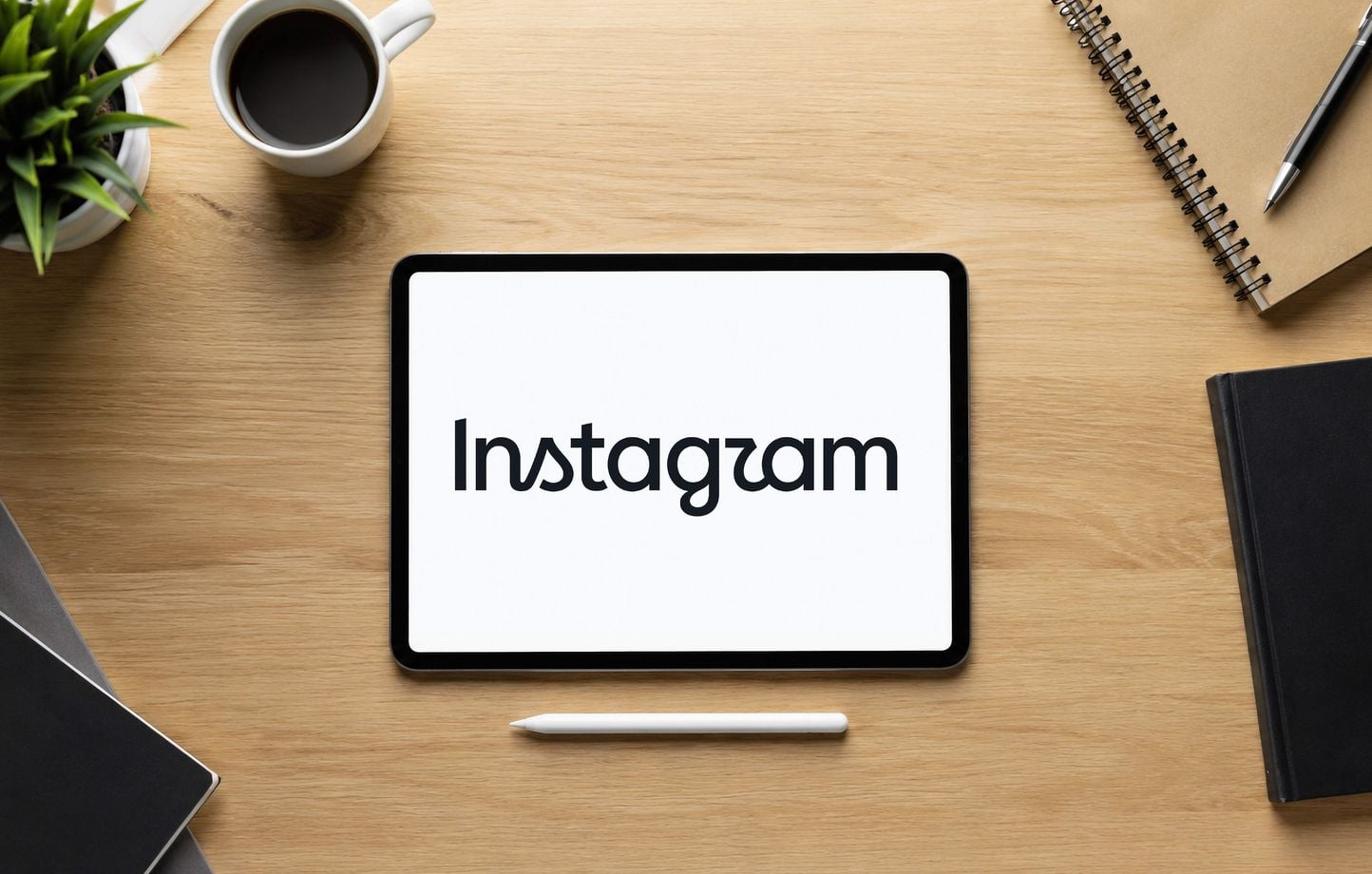 Instagram dévoile un nouveau logo typographique simple, en hommage à l'original.