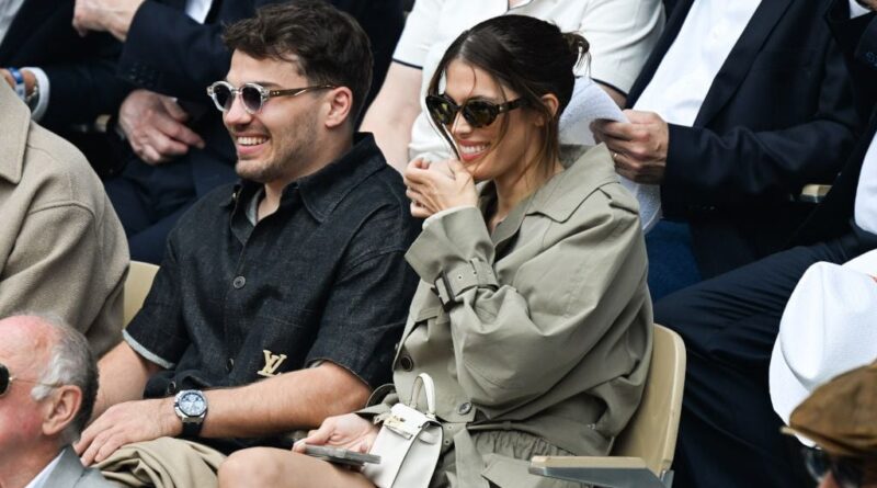 Iris Mittenaere et Antoine Dupont officialisent leur relation sur Instagram après la Sardaigne.