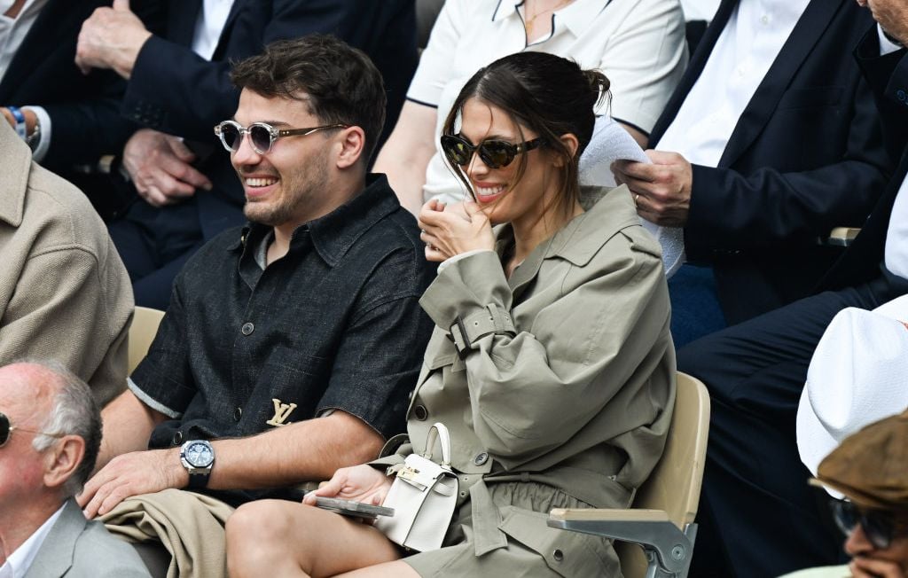 Iris Mittenaere et Antoine Dupont officialisent leur relation sur Instagram après la Sardaigne.