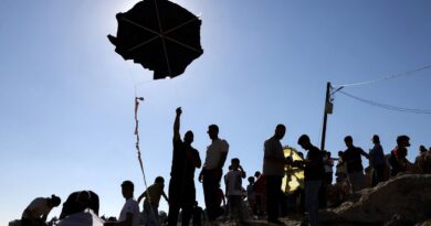 Israël avertit le Hamas après le lancement de cerfs-volants depuis Gaza.