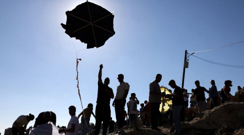 Israël avertit le Hamas après le lancement de cerfs-volants depuis Gaza.