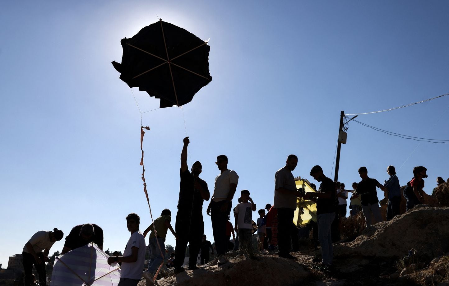 Israël avertit le Hamas après le lancement de cerfs-volants depuis Gaza.