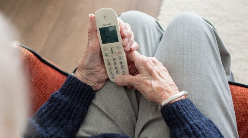 Italie : Un faux policier tente d'arnaquer une femme de 88 ans, mais échoue.