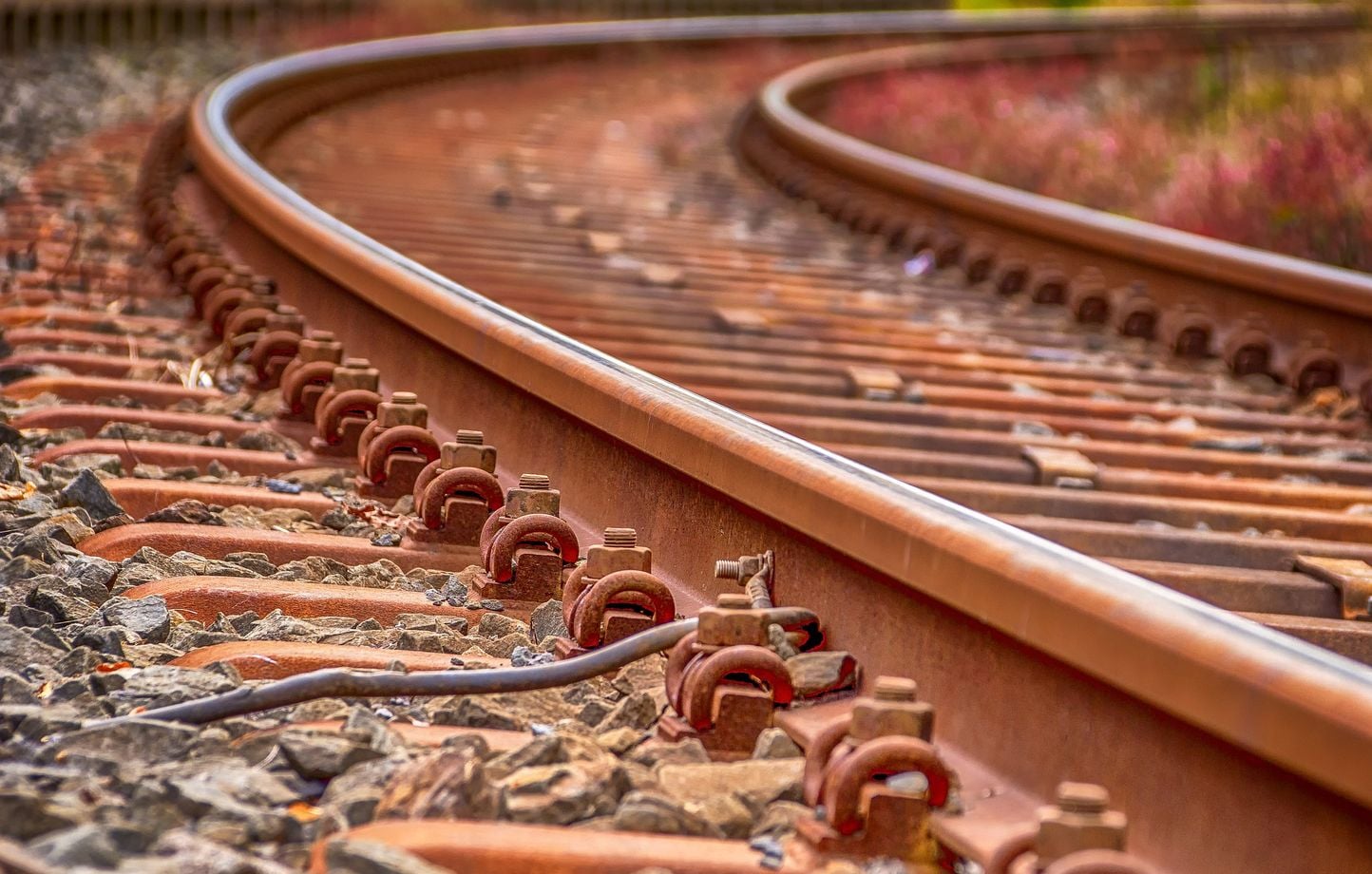 Italie : Une jeune fille de 17 ans meurt percutée par un train en surprise à son petit ami