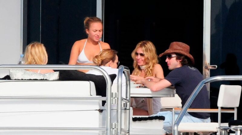 James Blunt dément être « l’homme nu » attendant Hayden Panettiere sur un yacht.