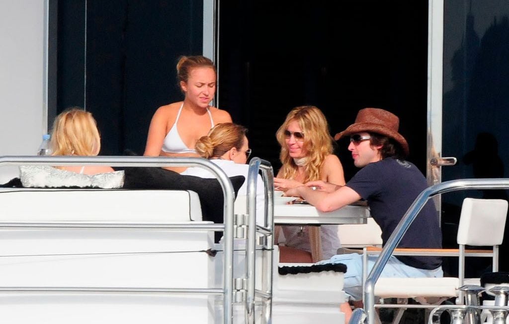 James Blunt dément être « l’homme nu » attendant Hayden Panettiere sur un yacht.