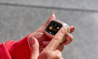 JBL Live Beam 4 : Quel est l'apport du boîtier de recharge avec écran ?
