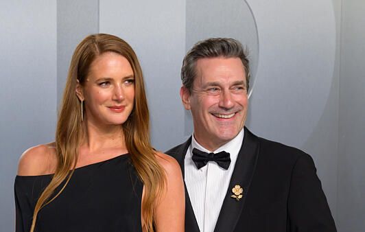 Jon Hamm et Anna Osceola attendent leur premier enfant à 55 ans.