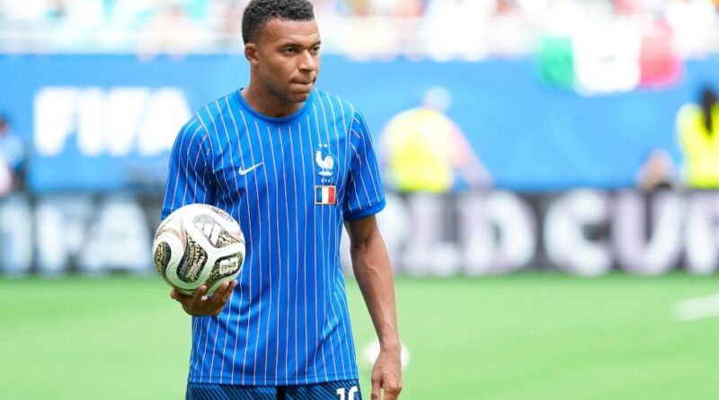 Kylian Mbappé officialise son couple avec Ester Expósito sur Instagram.