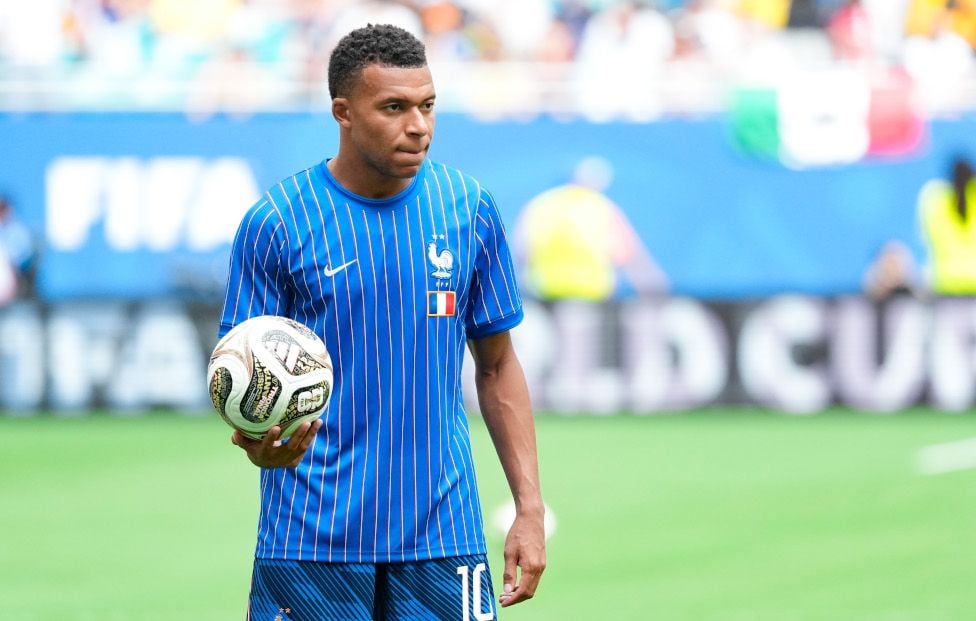 Kylian Mbappé officialise son couple avec Ester Expósito sur Instagram.