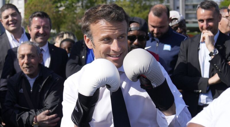 « La com' virile de Macron : contrôle d'un monde stable ? »