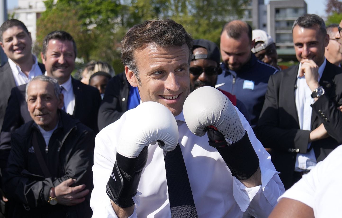 « La com' virile de Macron : contrôle d'un monde stable ? »