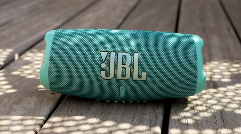 La JBL Charge 5, enceinte Bluetooth recommandée, à moitié prix.