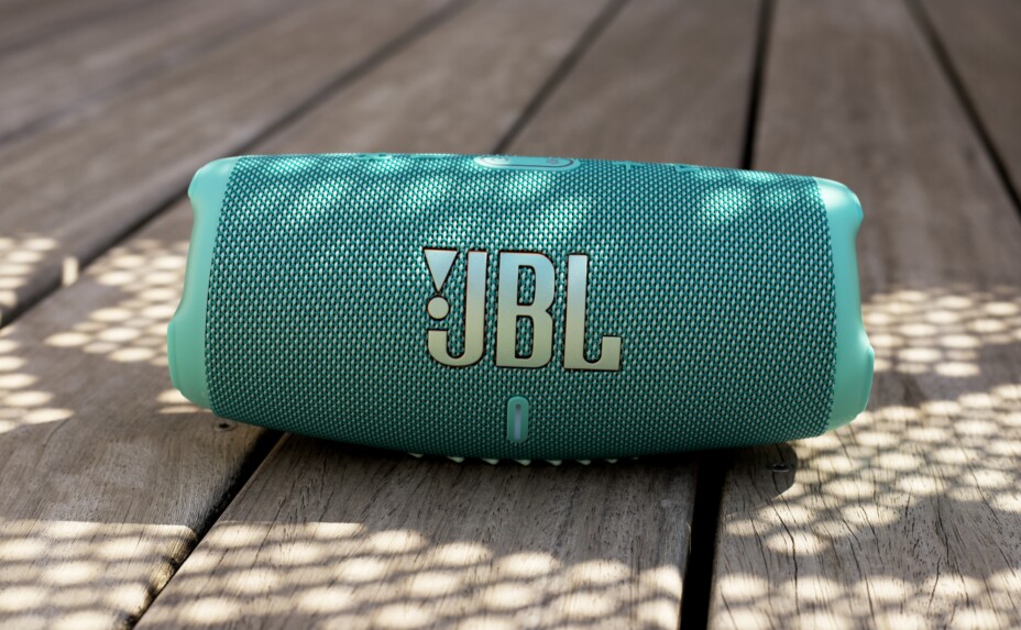 La JBL Charge 5, enceinte Bluetooth recommandée, à moitié prix.