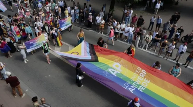 La Pride d'Anvers bat un record d'affluence, sécurisée après Berlin.