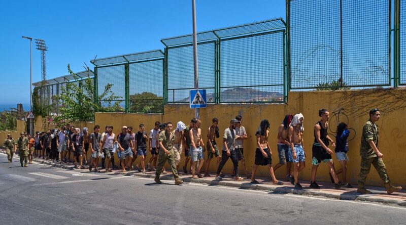 L’afflux massif de migrants à Ceuta révèle des tensions Madrid-Rabat.
