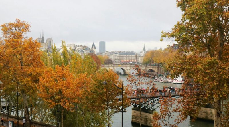 « L’automne fait (déjà) saliver les Français : trenchs et pumpkin spice latte »