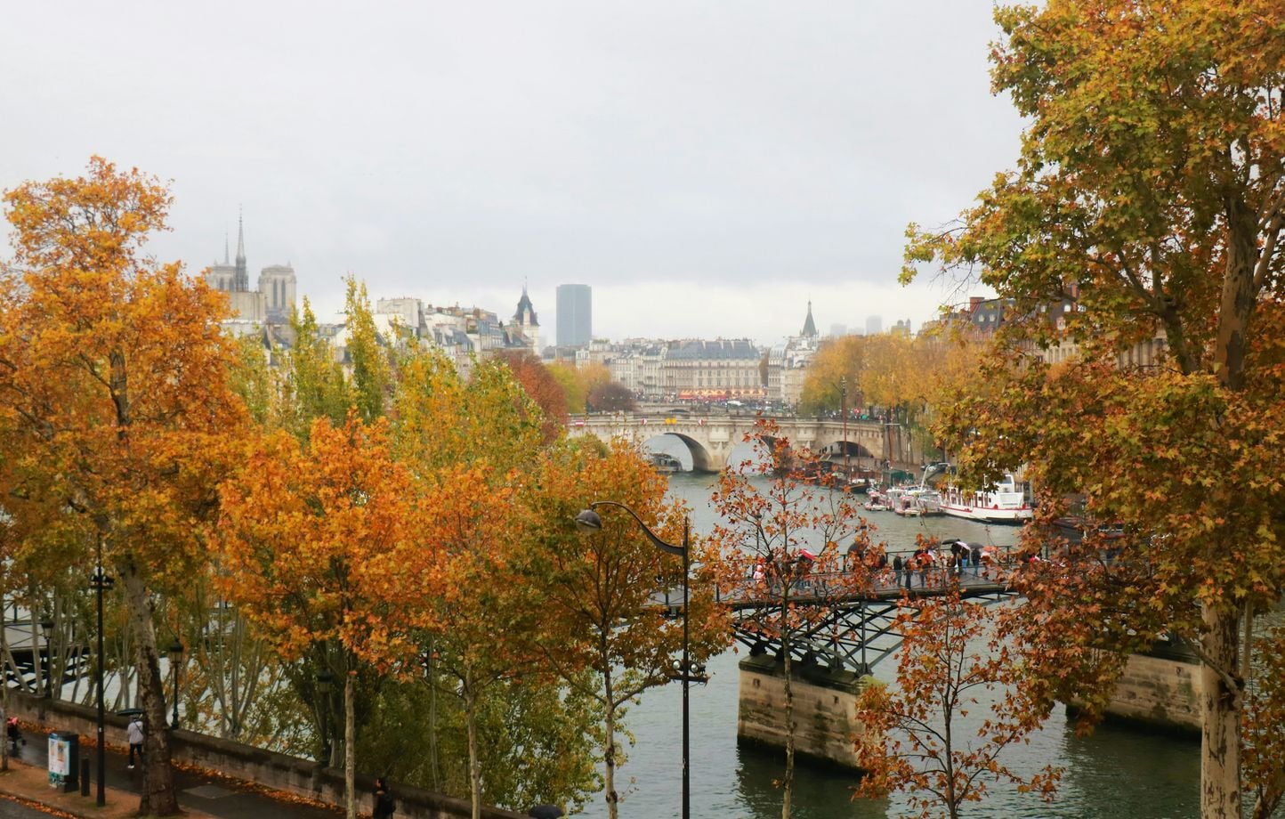« L’automne fait (déjà) saliver les Français : trenchs et pumpkin spice latte »