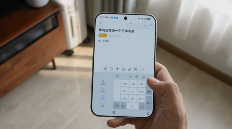Le Huawei Pura X View identifie la main tenant le téléphone extra-large.