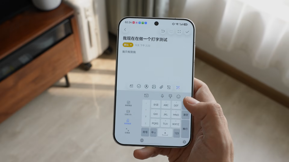 Le Huawei Pura X View identifie la main tenant le téléphone extra-large.