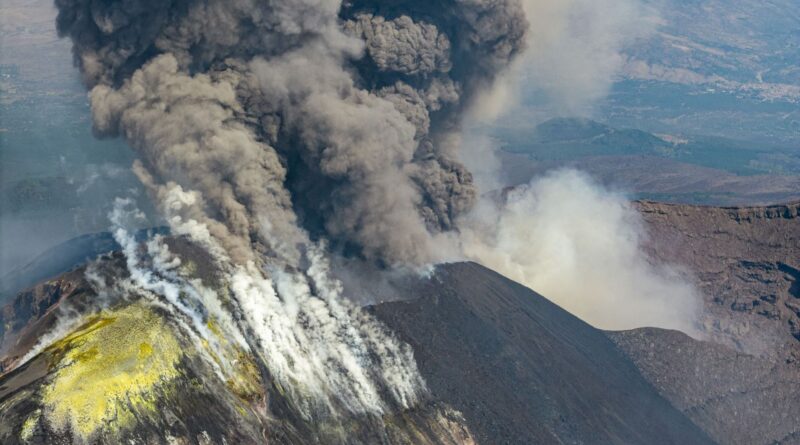L’éruption de l’Etna perturbe les vols à Catane en Sicile.