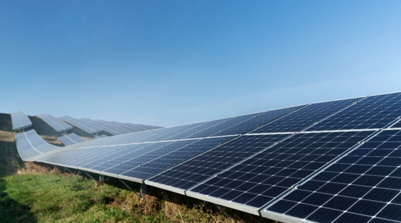 Les panneaux solaires n'ont jamais été aussi peu chers, l'Europe hésite.