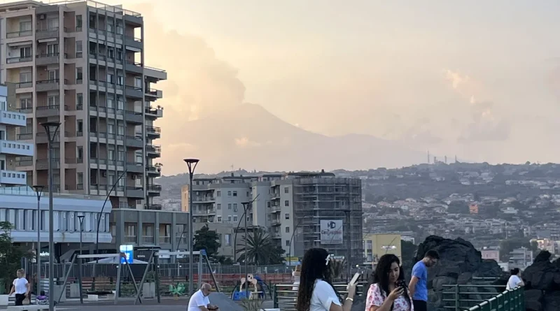 L'Etna gronde en Sicile, bloquant des milliers de touristes.