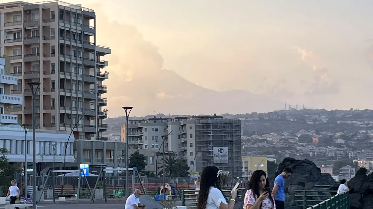 L'Etna gronde en Sicile, bloquant des milliers de touristes.