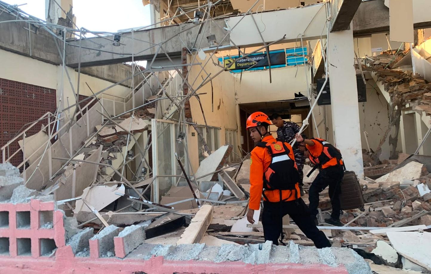 L’Indonésie subit un second séisme, au moins 40 morts après le premier.