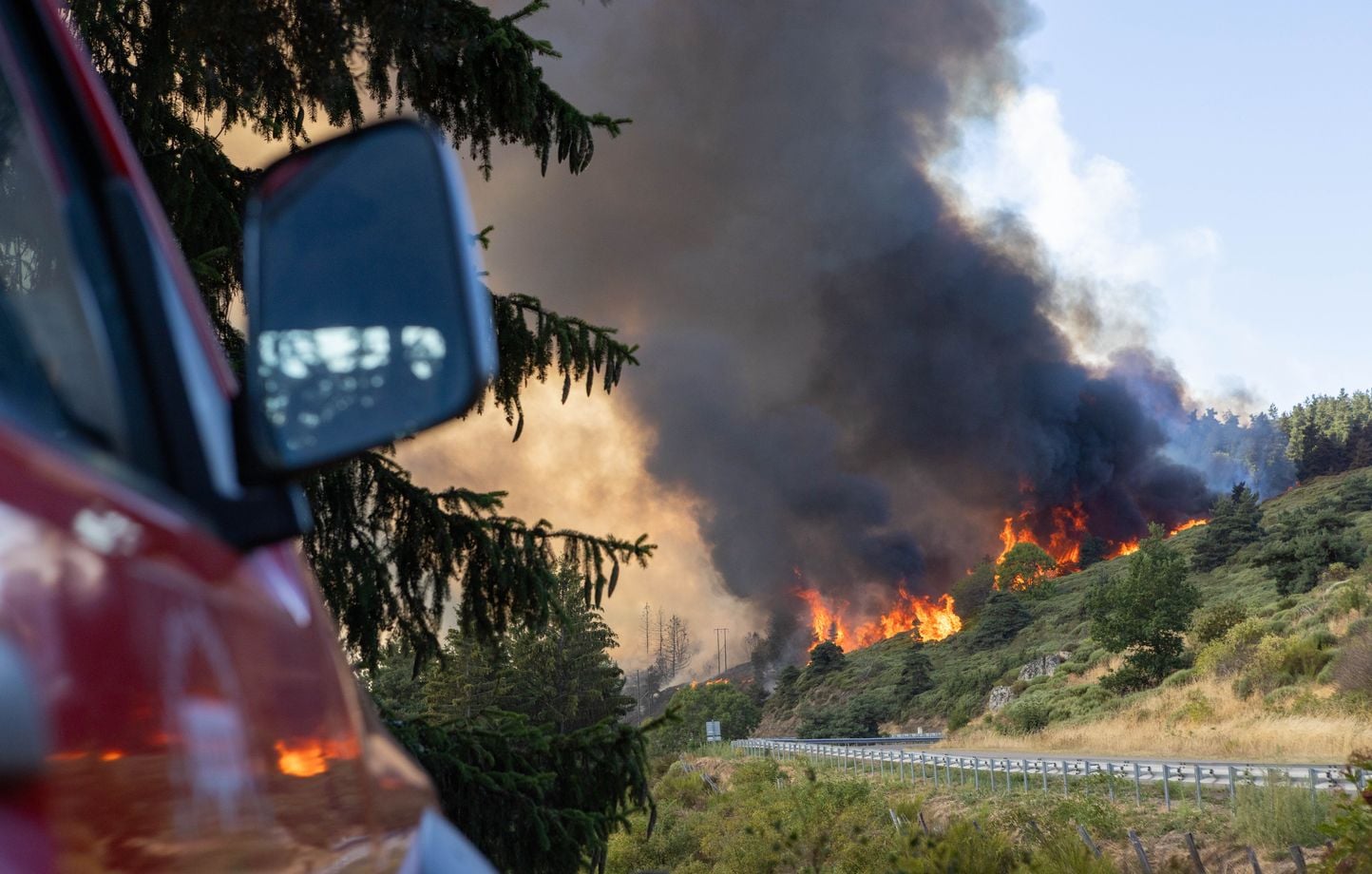Lozère : Incendie détruit 250 hectares, un pompier blessé, deux hameaux évacués