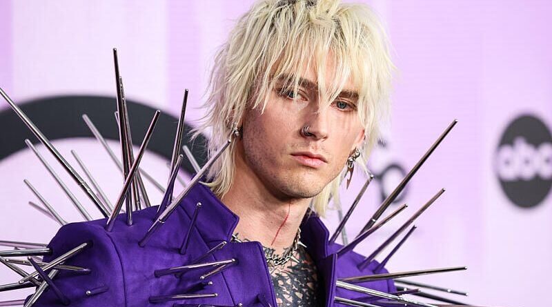 Machine Gun Kelly attribue à sa fille Casie son sauvetage d'une overdose fatale.