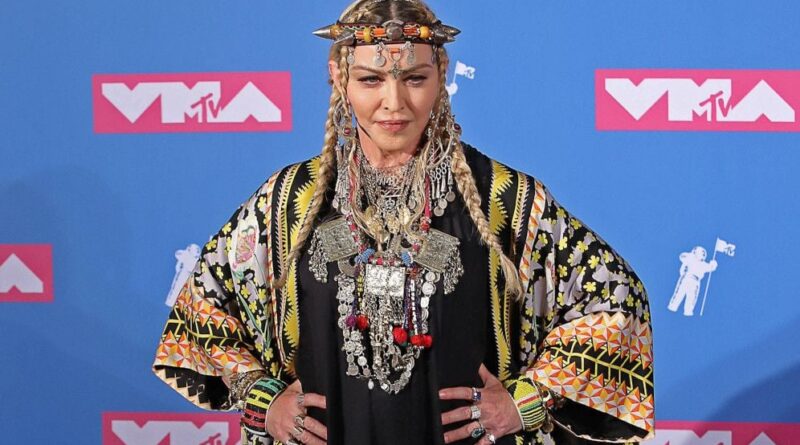Madonna célèbre ses 68 ans à Corfou entre glamour, musique et couleurs.