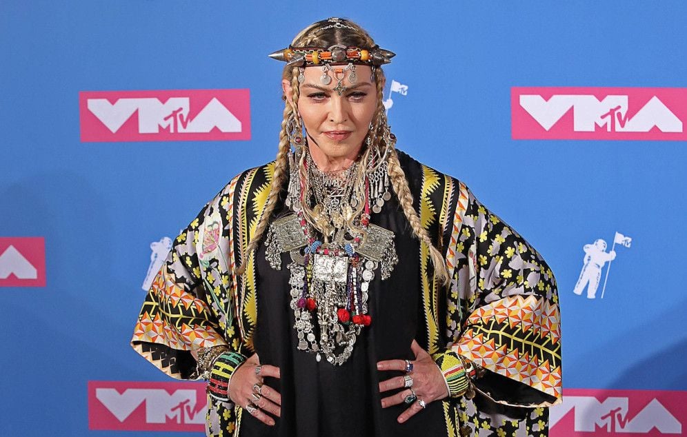 Madonna célèbre ses 68 ans à Corfou entre glamour, musique et couleurs.