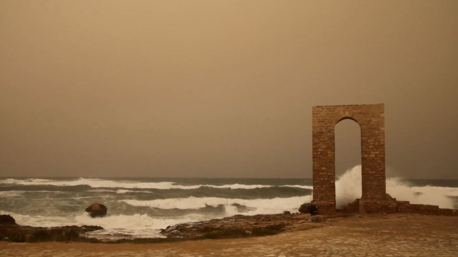 Mahdia : tempête de vent renverse un camion de fourrage