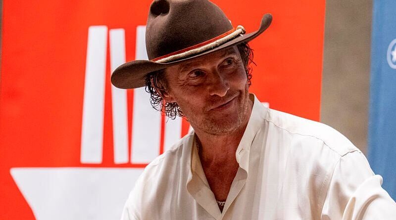 Matthew McConaughey sauvé au Mexique par Jennifer Lopez.