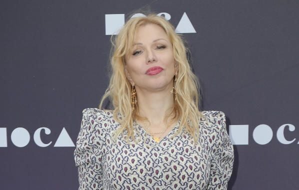 « Mon corps a simplement explosé » : Courtney Love raconte avoir « failli mourir » en 2019.