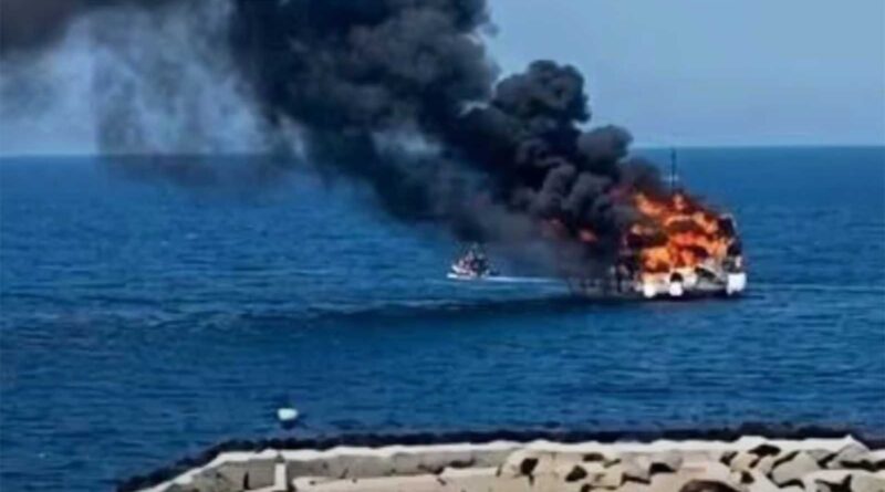Monastir : un bateau touristique prend feu, 11 personnes secourues