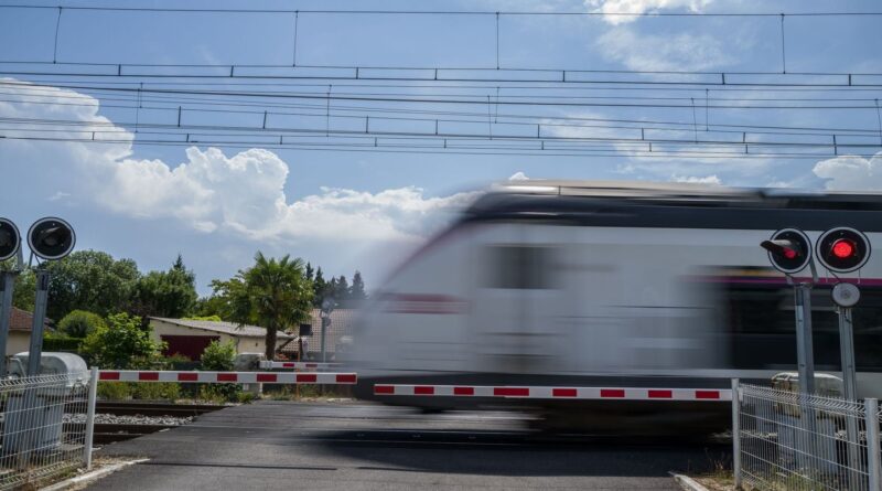 Mort d’un adolescent de 13 ans à un passage à niveau : le point sur les barrières et trottinettes