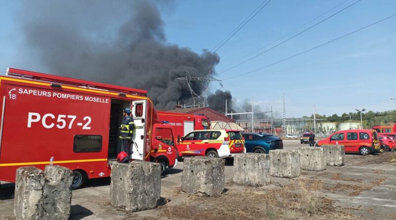 Moselle : 30.000 habitants appelés à se confiner après incendie d'entrepôt