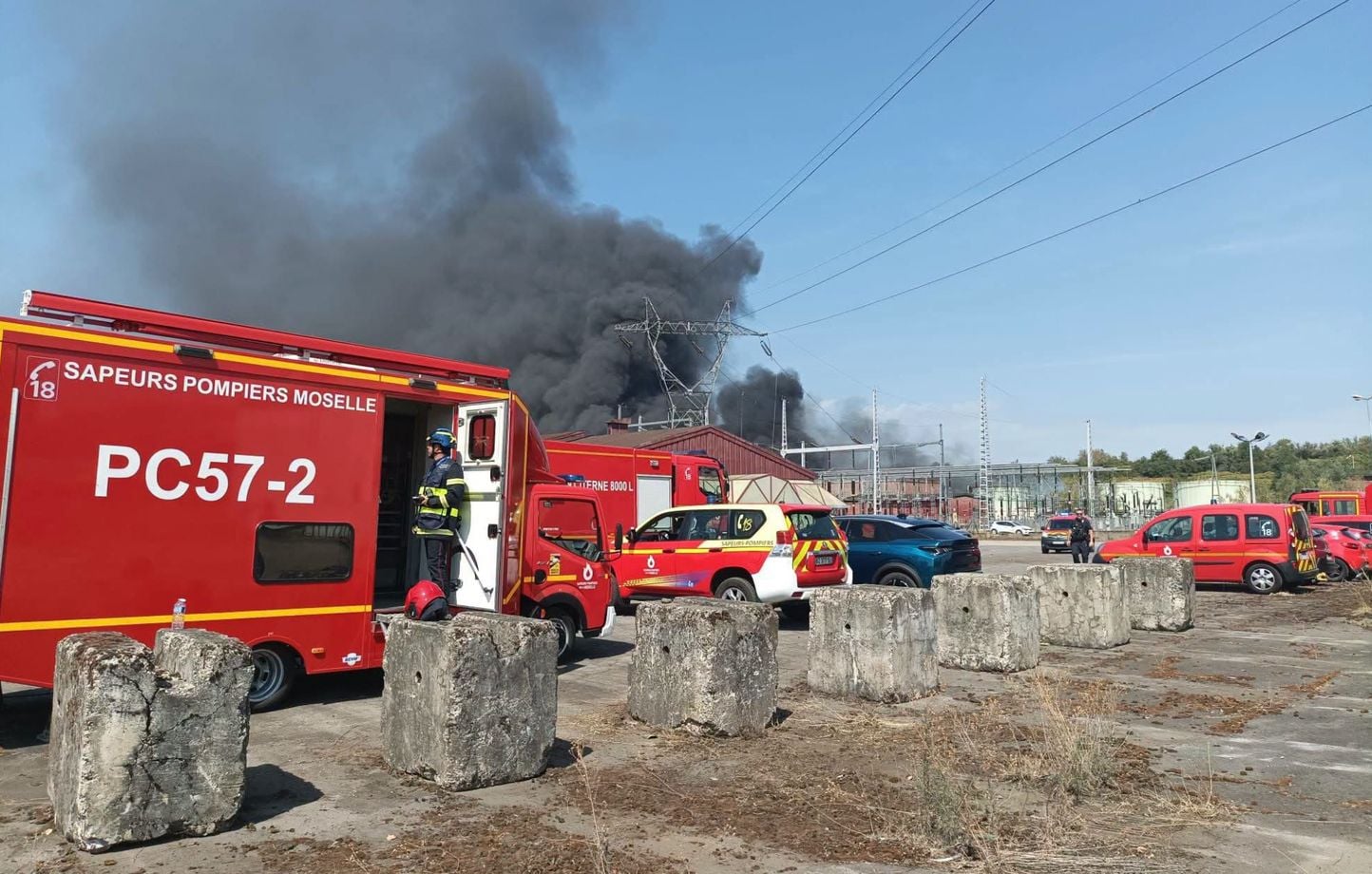Moselle : 30.000 habitants appelés à se confiner après incendie d'entrepôt