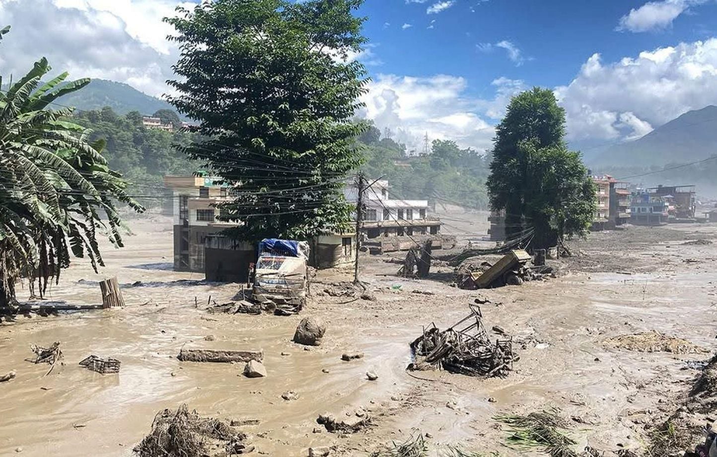 Népal : 19 morts et 384 touristes toujours portés disparus après inondations