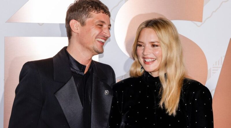 Niels Schneider exprime sa « joie de retravailler avec Virginie » Efira.