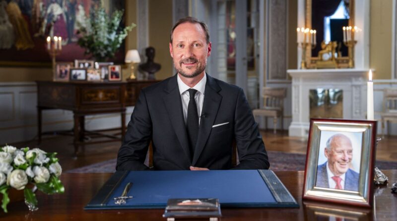Norvège : le roi Haakon VIII rend hommage à son père dans son premier discours officiel